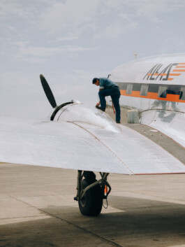 Bordmechaniker: Jesús Rincón Flughafen Puerto Inirida Thomas Pirot Photography